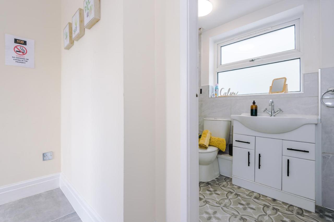 Charming 3-Bed Cottage In Chester, Ideal For Families & Workers, Free Parking - Sleeps 7 ภายนอก รูปภาพ