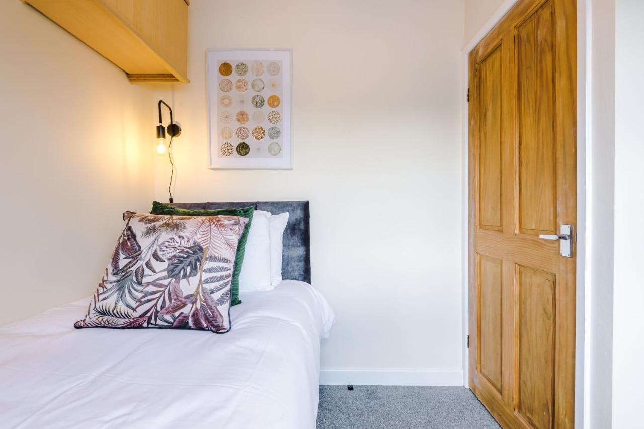 Charming 3-Bed Cottage In Chester, Ideal For Families & Workers, Free Parking - Sleeps 7 ภายนอก รูปภาพ