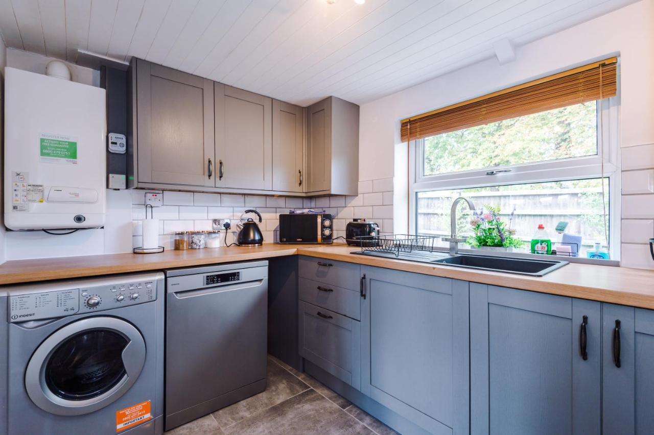 Charming 3-Bed Cottage In Chester, Ideal For Families & Workers, Free Parking - Sleeps 7 ภายนอก รูปภาพ