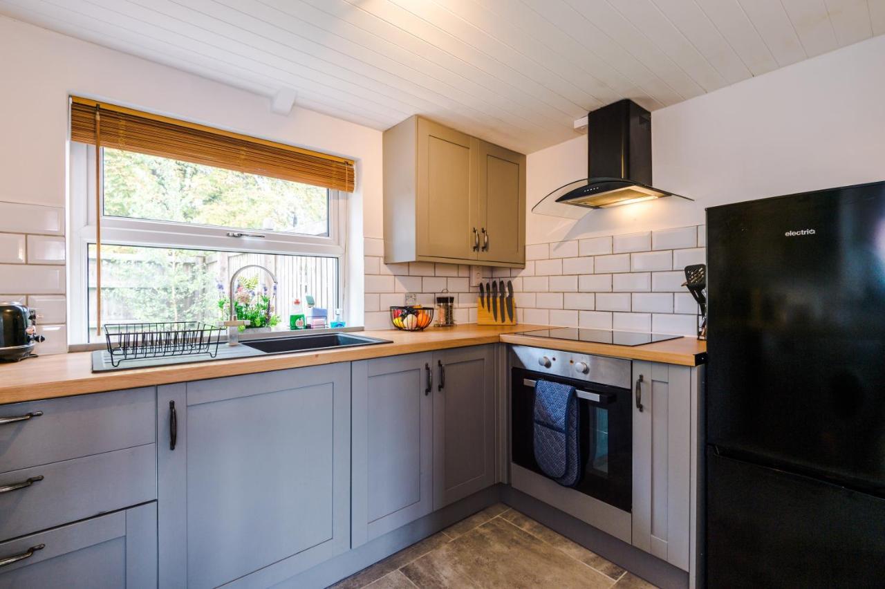 Charming 3-Bed Cottage In Chester, Ideal For Families & Workers, Free Parking - Sleeps 7 ภายนอก รูปภาพ
